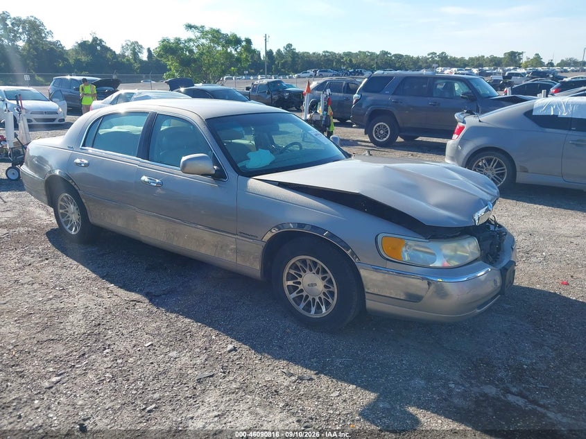 2000 LINCOLN TOWN CAR SIGNATURE | 1LNHM82W0YY790741 | UPCARS