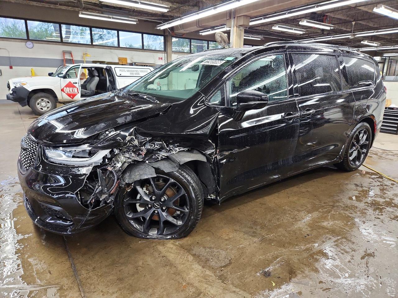 2025 CHRYSLER PACIFICA LIMITED | 2C4RC1GG2SR529417 | UPCARS
