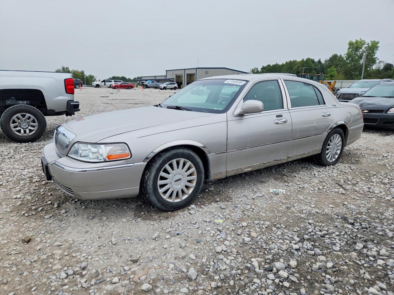2005 LINCOLN TOWNCAR SIGNATURE LIMITED | 1LNHM82W55Y647053 | UPCARS