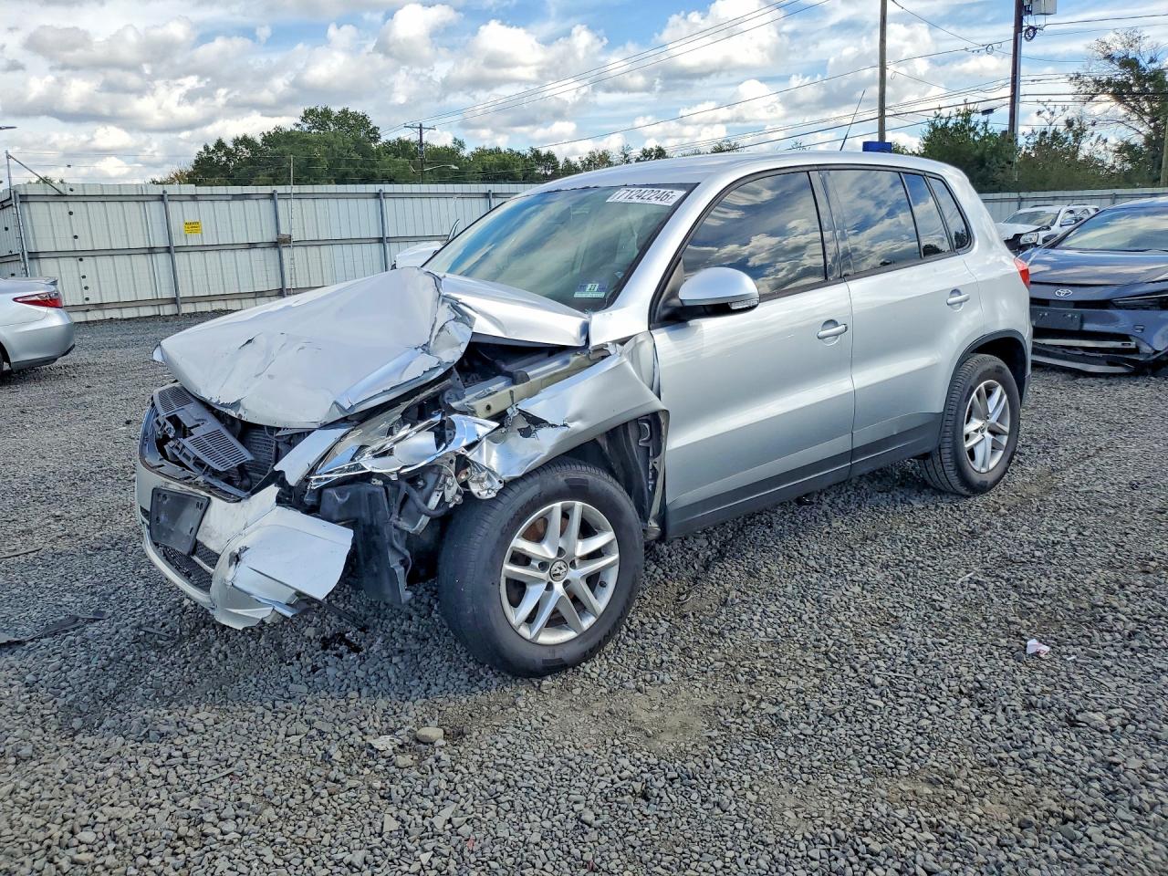 2011 VOLKSWAGEN TIGUAN S | WVGBV7AX1BW555274 | UPCARS