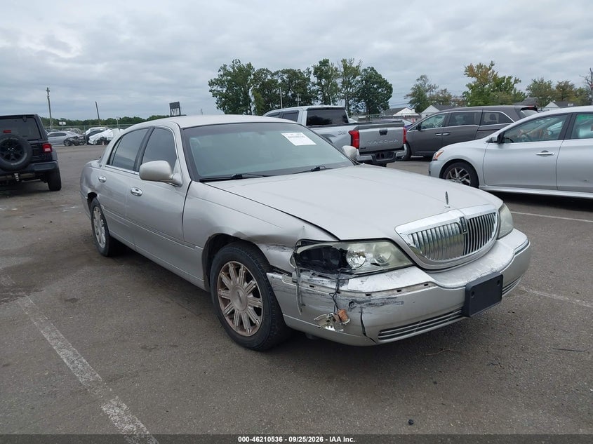 2011 LINCOLN TOWN CAR SIGNATURE LIMITED | 2LNBL8CV8BX753135 | UPCARS