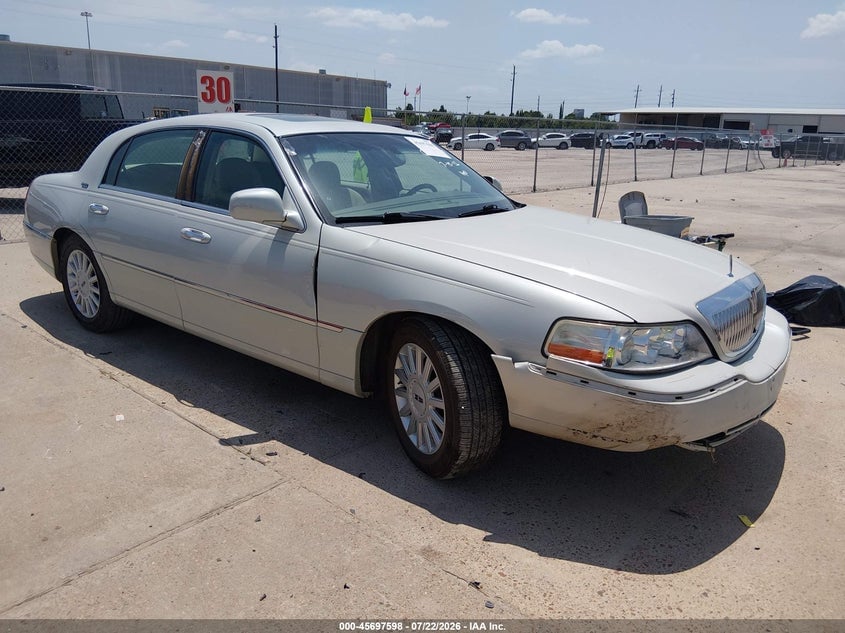 2005 LINCOLN TOWN CAR SIGNATURE LIMITED | 1LNHM82W55Y647330 | UPCARS