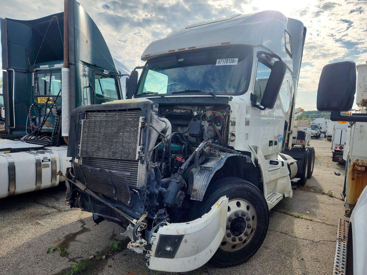 2014 VOLVO VN SEMI TRUCK | 4V4NC9EH1EN160595 | UPCARS