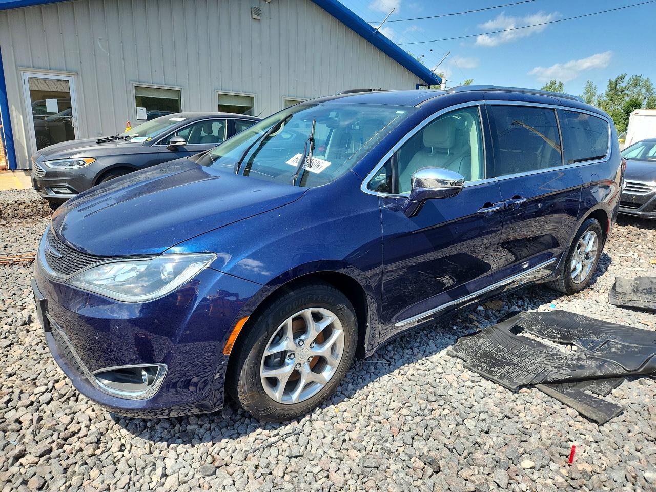 2019 CHRYSLER PACIFICA LIMITED | 2C4RC1GG2KR574423 | UPCARS