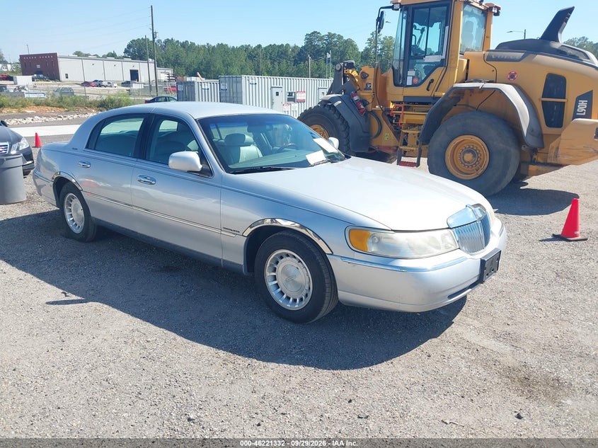 2001 LINCOLN TOWN CAR SIGNATURE | 1LNHM82W51Y608103 | UPCARS