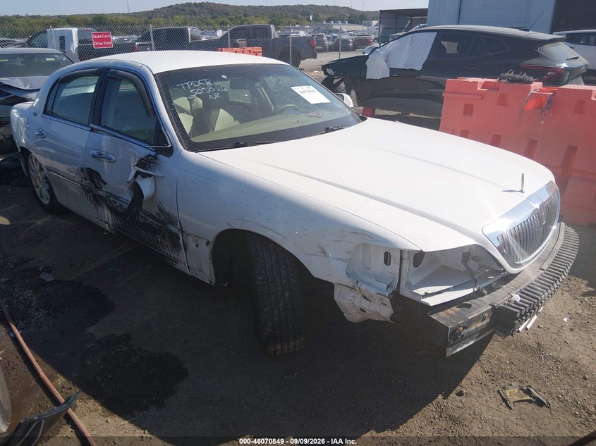 2009 LINCOLN TOWN CAR SIGNATURE LIMITED | 2LNHM82V89X629465 | UPCARS