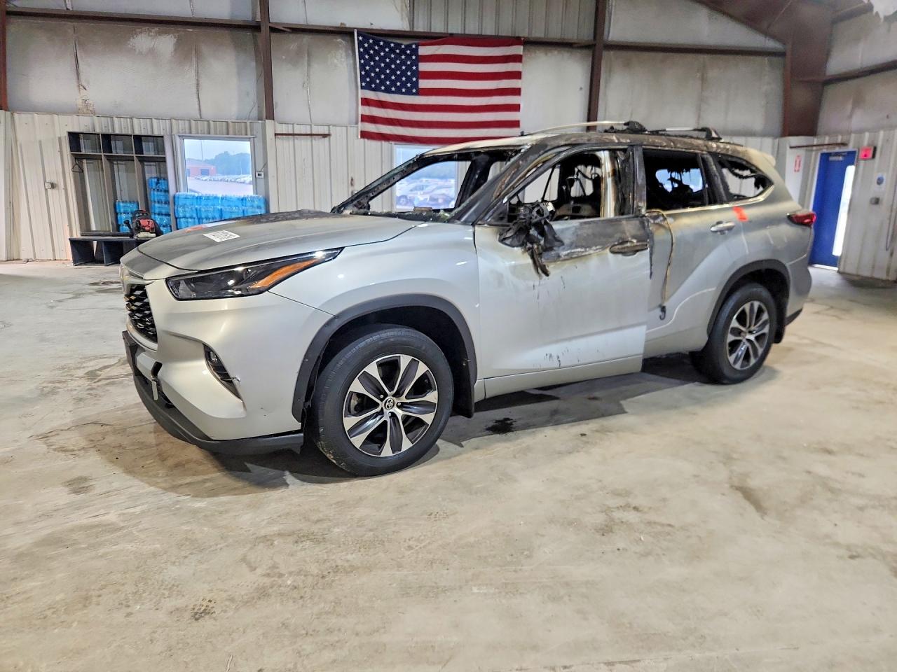 2022 TOYOTA HIGHLANDER XLE | 5TDGZRBH6NS589653 | UPCARS
