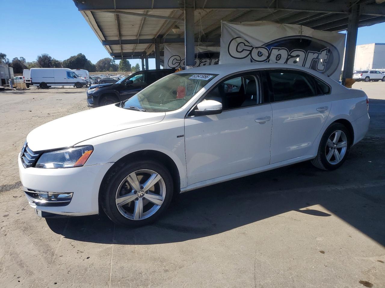 2015 VOLKSWAGEN PASSAT S | 1VWAT7A33FC095235 | UPCARS