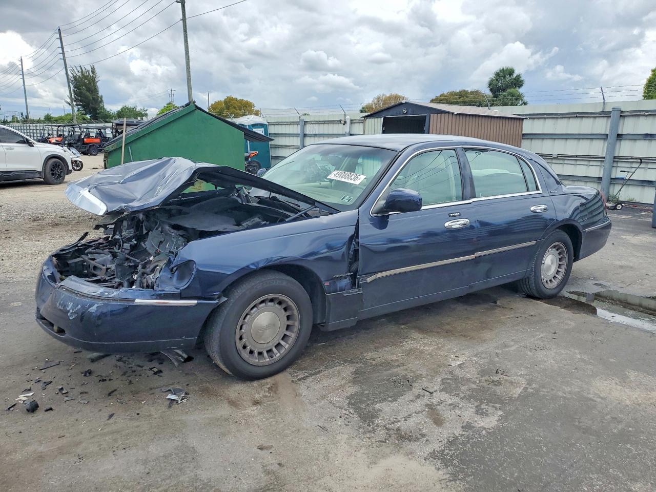 2002 LINCOLN TOWNCAR EXECUTIVE | 1LNHM81W22Y666396 | UPCARS