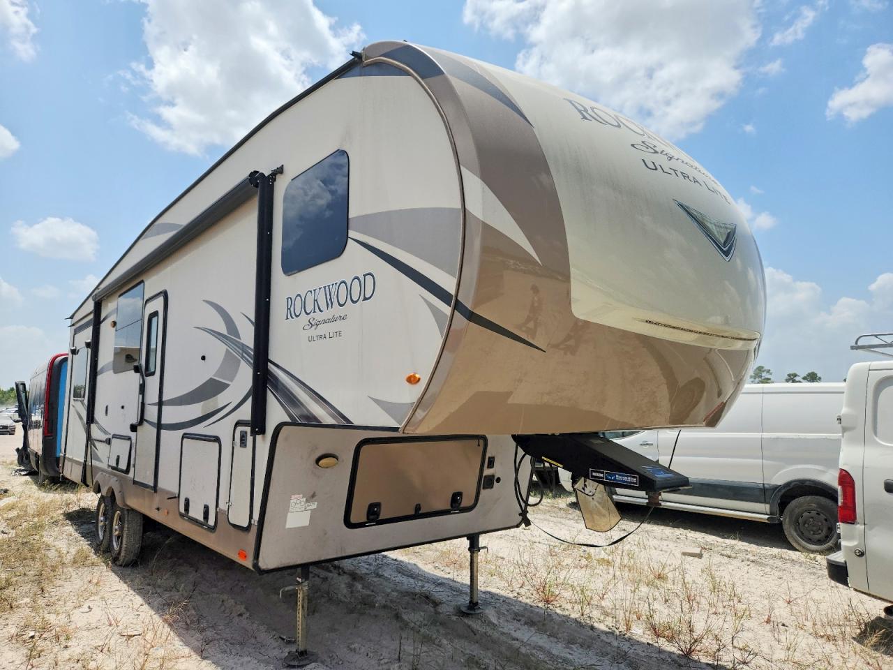 2018 FOREST RIVER ROCKWOOD U ROCKWOOD CAMPER | 4X4FRLE2XJ1883591 | UPCARS