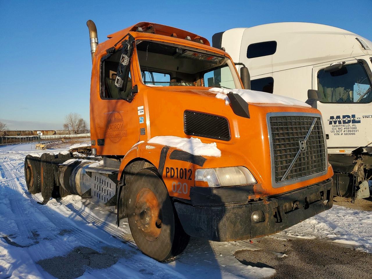2015 VOLVO VNM SEMI TRUCK | 4V4MC9EH9FN911858 | UPCARS