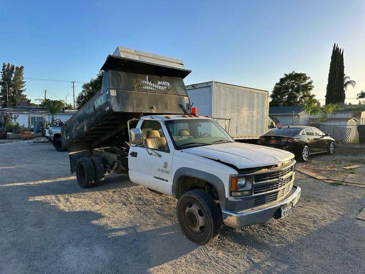 1985 CHEVROLET C/K1500 1988  C3500 DUMP TRUCK | 1GBKC34J8F477194 | UPCARS