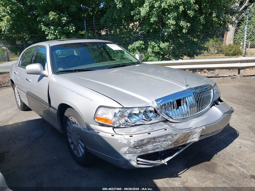 2005 LINCOLN TOWN CAR SIGNATURE LIMITED | 1LNHM82W95Y661912 | UPCARS