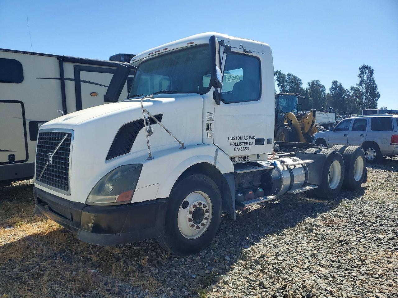 2011 VOLVO VNL SEMI TRUCK | 4V4NC9EH6BN528314 | UPCARS