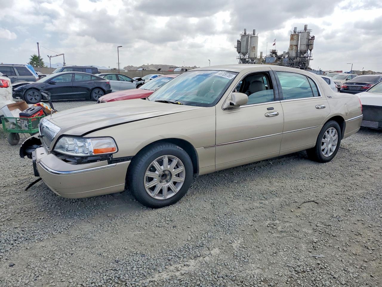 2009 LINCOLN TOWNCAR SIGNATURE LIMITED | 2LNHM82V89X628798 | UPCARS