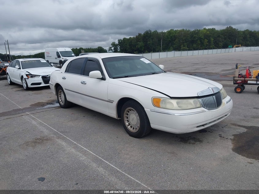 2001 LINCOLN TOWN CAR EXECUTIVE | 1LNHM81W71Y695164 | UPCARS