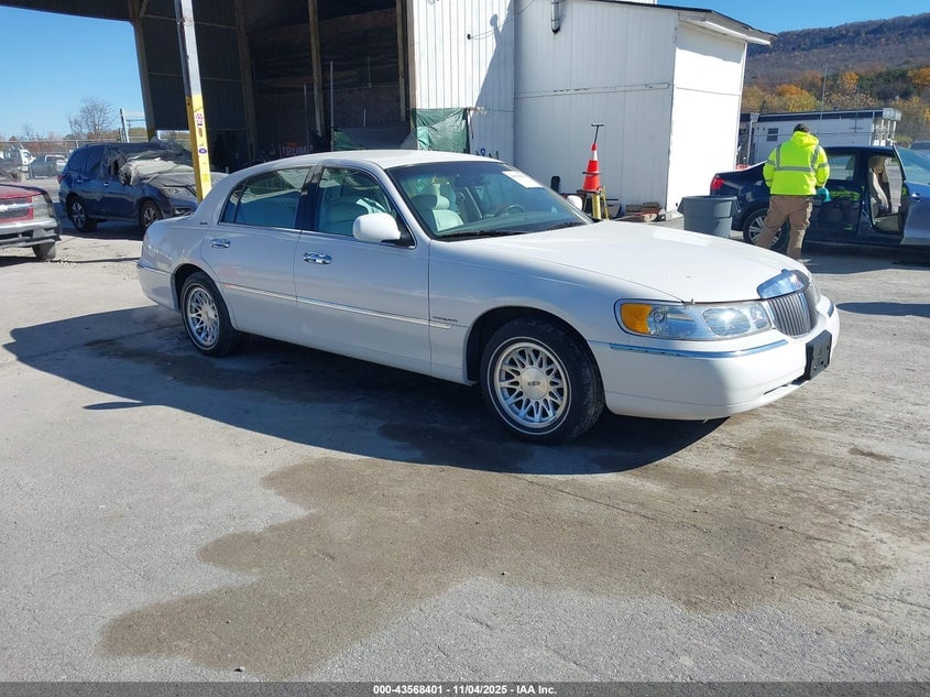 1998 LINCOLN TOWN CAR SIGNATURE | 1LNFM82W5WY644310 | UPCARS