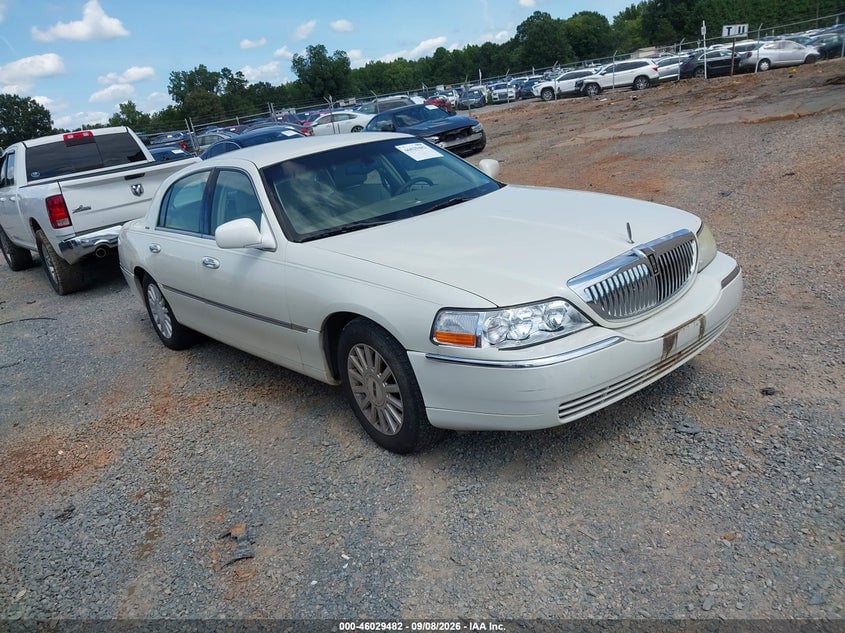 2005 LINCOLN TOWN CAR SIGNATURE | 1LNHM81W55Y613759 | UPCARS
